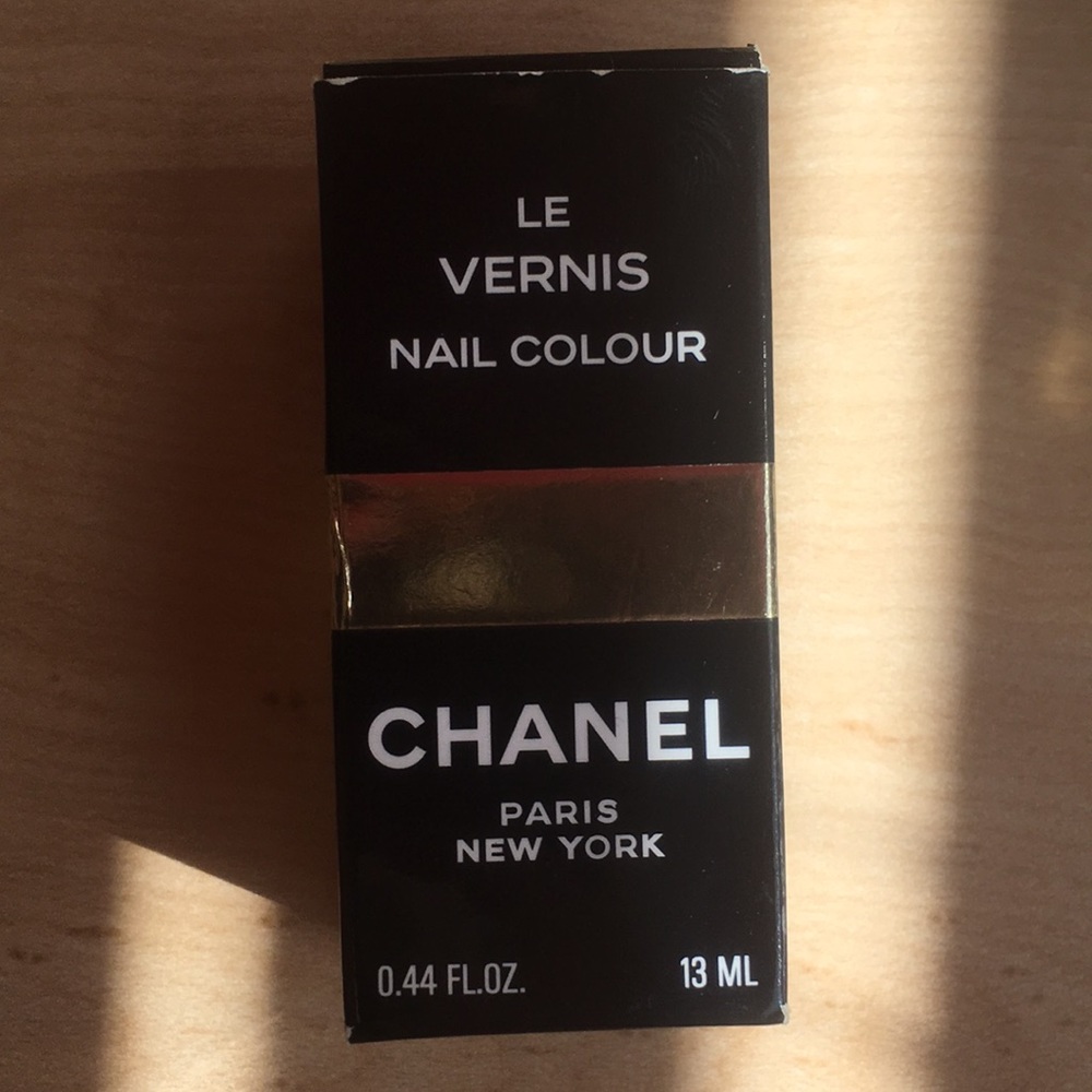 Chanel nail polish. Color: BEIGE MOIRE PEARL